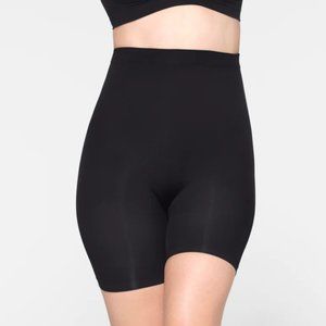 SKIMS Seamless Sculpt Mid Thigh Short - Onyx - Medium